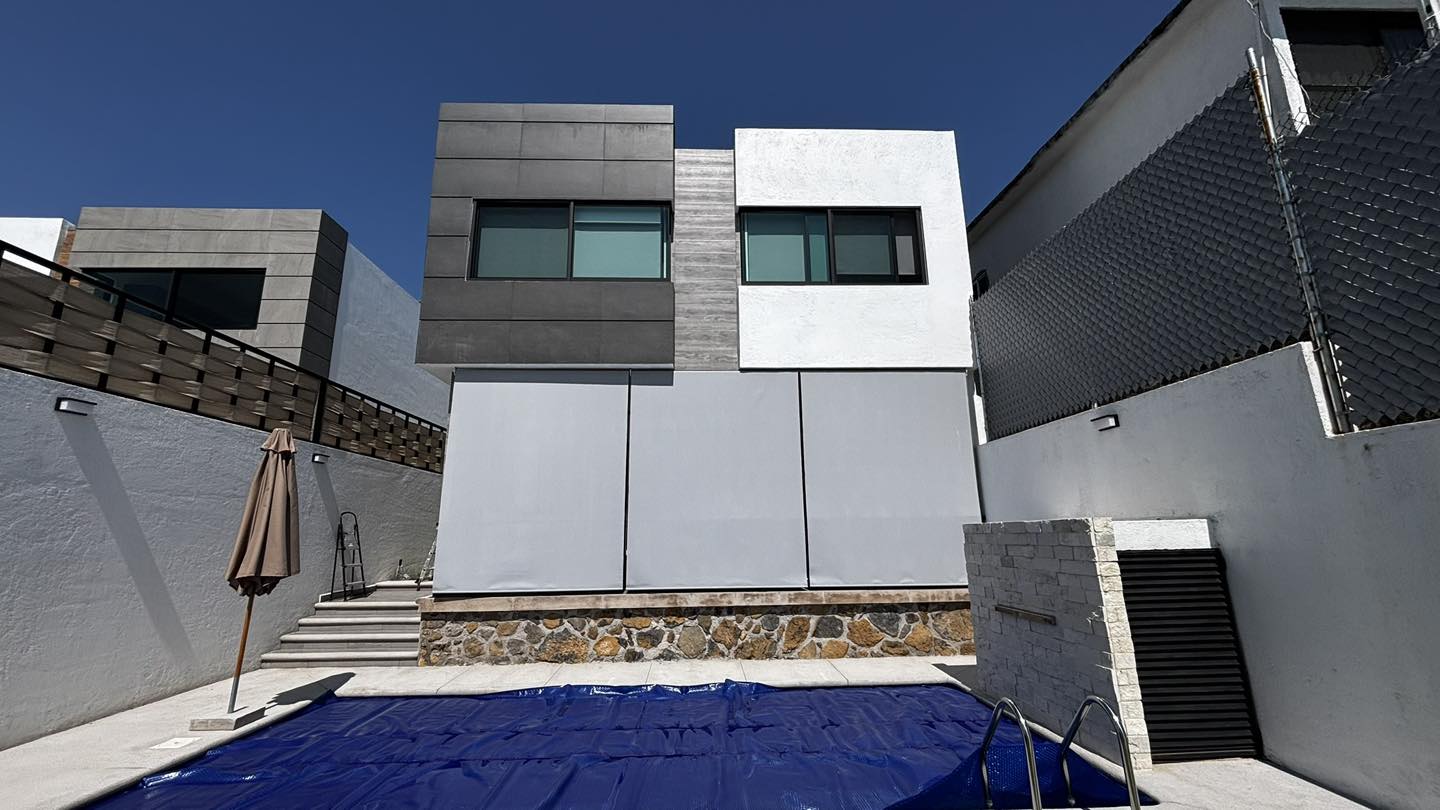 Remodelación moderna de terraza y fachada