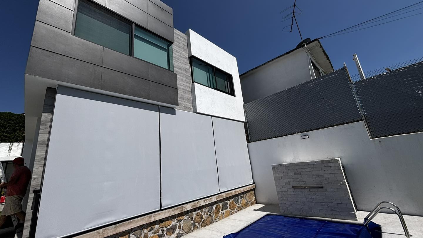 Fachada con persianas exteriores